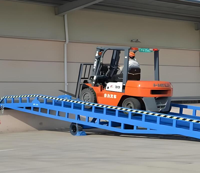 霍尔果斯移动式卸货平台（叉车用）